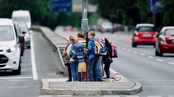elterntaxis-schulweg-verkehr-kinder-grundschule-kreuzung